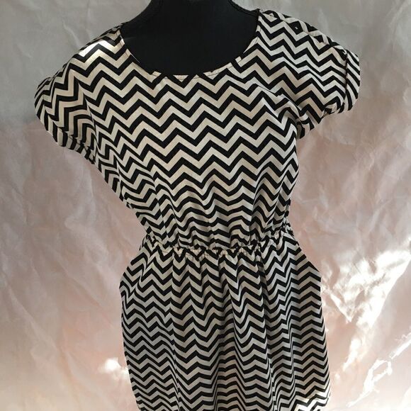 Tan black chevron pattern size Medium easy care - Picture 1 of 2